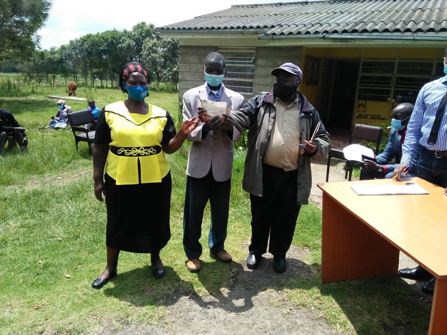 https://kipipiri.ngcdf.go.ke/wp-content/uploads/2021/07/Kahiga-primary-school-receiving-projects-cheque.jpg